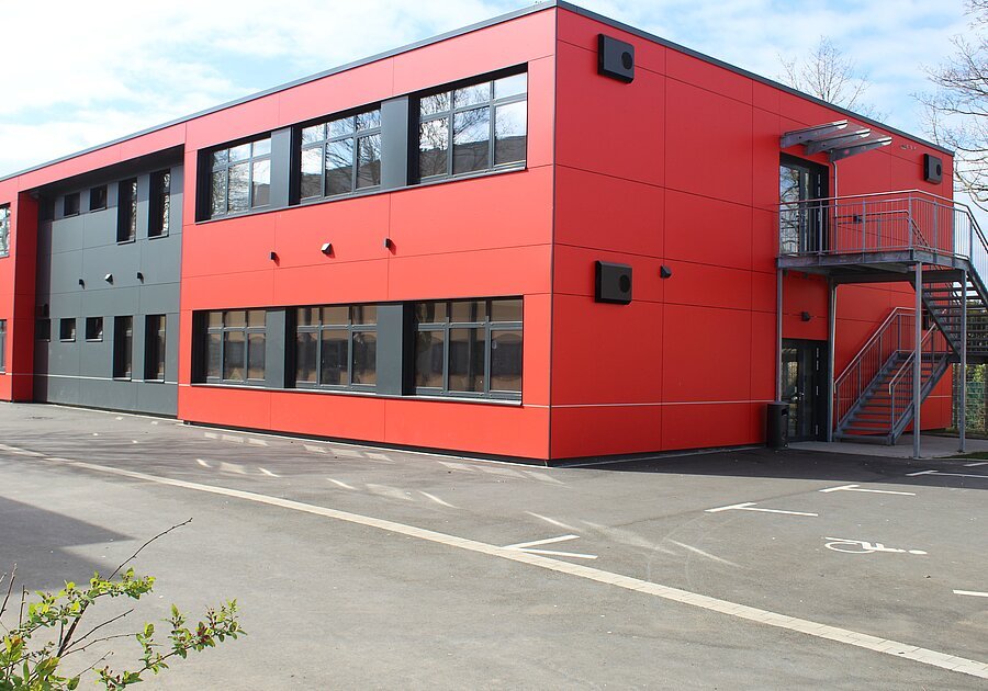 Roter Neubau einer Schule