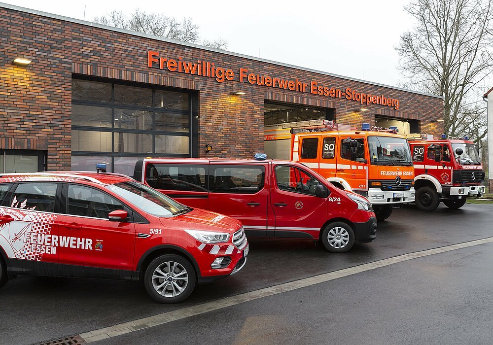 Neues Gerätehaus der Feuerwache Stoppenberg mit Einsatzfahrzeugen im Vordergrund