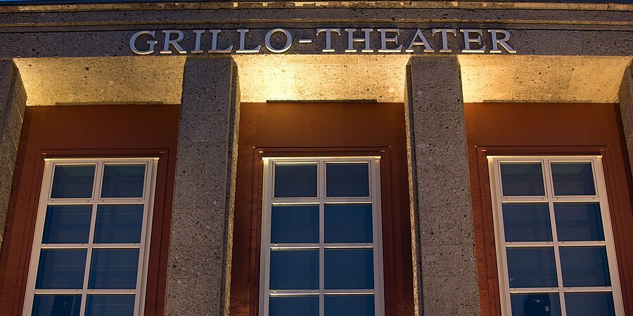 Blick auf die Fenster des Grillo-Theaters